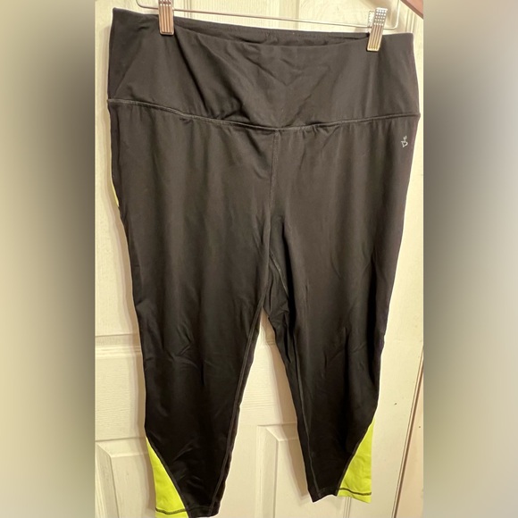 Torrid Size 2 NWOT Color blocked Black and Green Activewear Capri Leggings - Picture 9 of 9